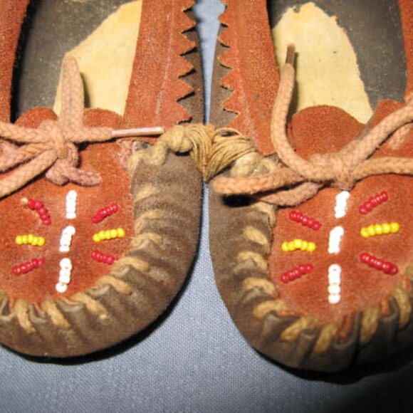 2 PAIRS CHILD BEADED MOCASINS, VINTAGE WESTERN DECOR, NATIVE AMERICAN - Picture 3 of 8